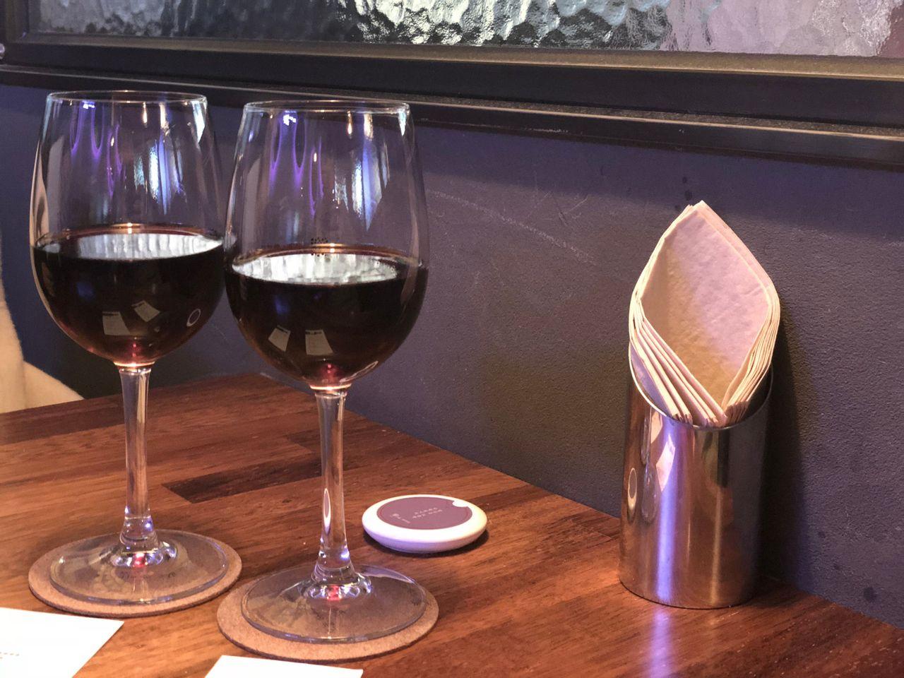 兩杯紅葡萄酒放置在桌上，오늘 와인한잔 酒吧的經濟實惠選擇。